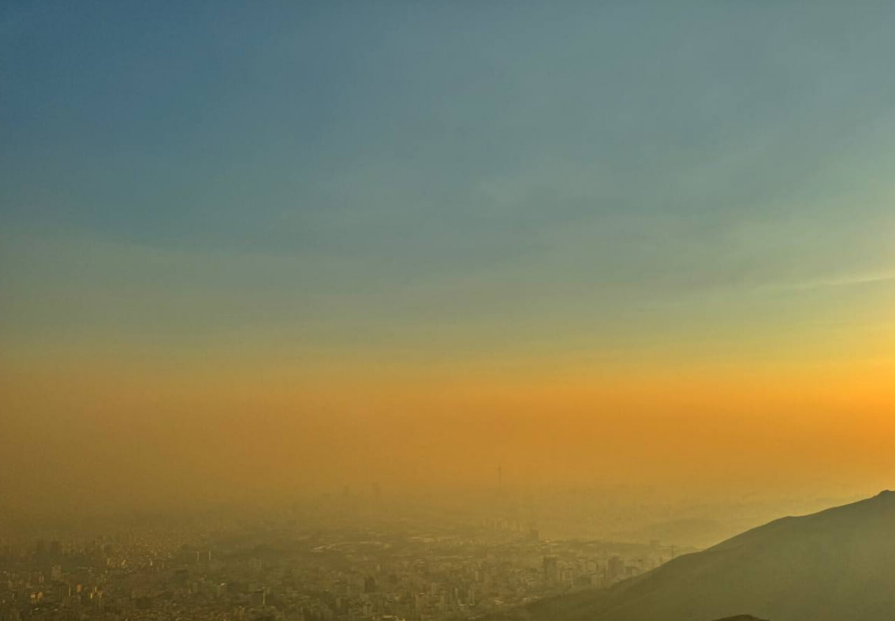 میانگین کیفیت هوا هم اکنون با آلاینده شاخص ذرات معلق کوچک‌تر از ۲.۵ میکرون ۱۳۳ و در شرایط ناسالم برای گروه‌های حساس است. از ابتدای امسال تاکنون کیفیت هوای پایتخت ۶ روز در وضعیت پاک، ۱۲۳ روز قابل قبول، ۱۰۳ روز ناسالم برای گروه‌های حساس، ۸ روز ناسالم، ۲ روز بسیار ناسالم و ۲ روز در شرایط خطرناک قرار داشته است.