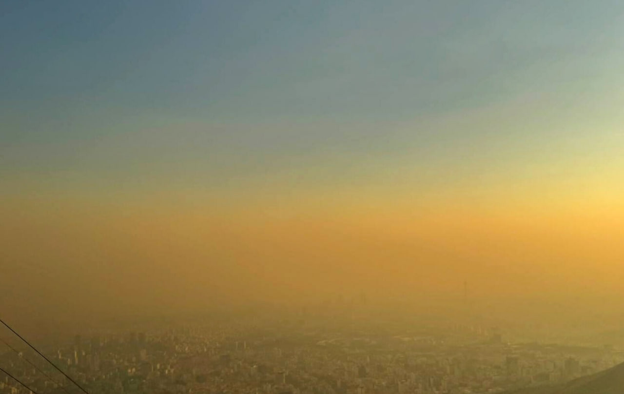 قدر مسلم اینکه؛ حداقل یکی دیگر از وظایف ذاتی مسئولان عرصه مدیریت شهری_چه شهرداری و چه شورای شهر ششم پایتخت_که امروز با شعار «تهران، شهر تلاش و سرزندگی» بیلبورد‌ها و حصار‌های پروژه‌های عمرانی شهر را به تسخیر خود درآوردند، رسیدگی به وضعیتی است که پایتخت کشور را به مانند یک اتاق گاز درآورده و هر روز چند جان بیگناه به پای آن قربانی می‌شود، الله‌اعلم! وضعیتی که بدون تردید در صورت تداوم روند کنونی و با برودت بیشتر هوا در ایام سردتر اواخر پائیز و فصل زمستان، شکل نگران‌کننده‌تر و مهیب‌تری به خود خواهد گرفت. *روزنامه‌نگار