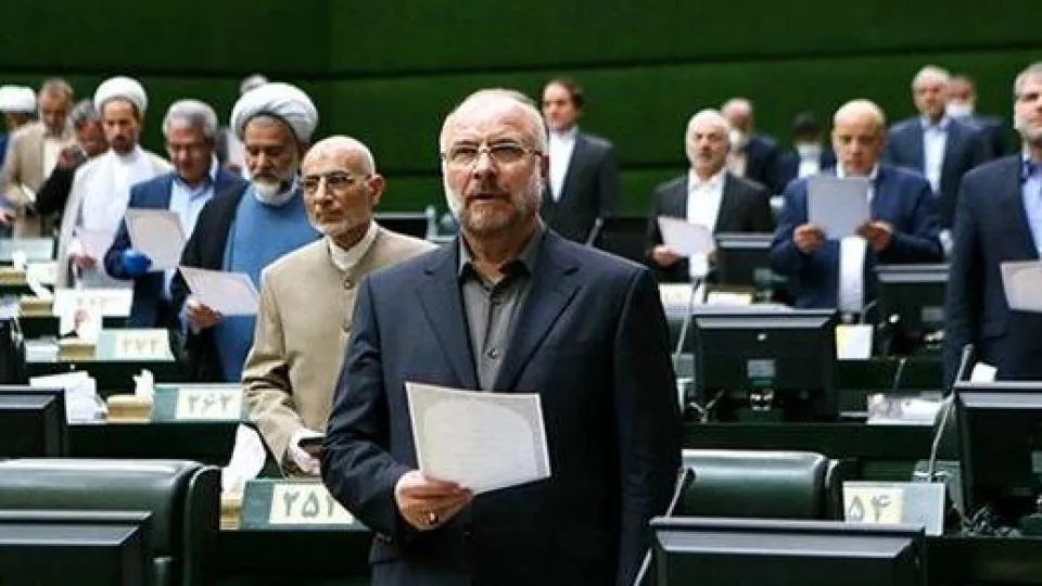  آزمون سخت مجلس انقلابی در مواجه با تدبیر اتخاذ شده آیت‌الله خامنه‌ای در مورد خودرو و برخورد با معلولی بنام وزیر صنعت، معدن و تجارت