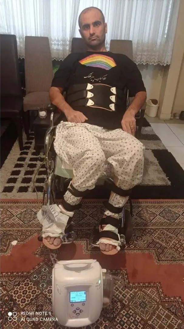 مهرداد، عموی کیان پیرفلک با انتشار عکسی از میثم، پدر کیان نوشت: «چه بر سرت آوردند؟»