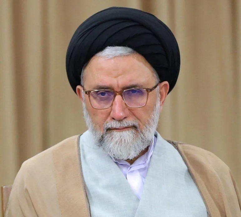 آیت‌الله خامنه‌ای در دوره سید ابراهیم رییسی، سید اسماعیل خطیب که رییس مرکز حفاظت اطلاعات قوه قضاییه بود و رئیسی در مقام رییس قوه قضاییه، خطیب را برکنار کرده بود و به حراست آستان قدس رفت را با منویات خود بعنوان وزیر اطلاعات کابینه او تصویب کرد
