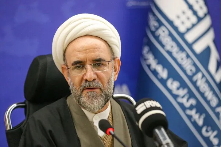 نامه سرگشاده از یک خبرنگار مستقل به رییس دیوان عدالت اداری / ممنوع الخدمات کردن اشخاص نوعی محرومیت از حقوق مسلم شهروندی است