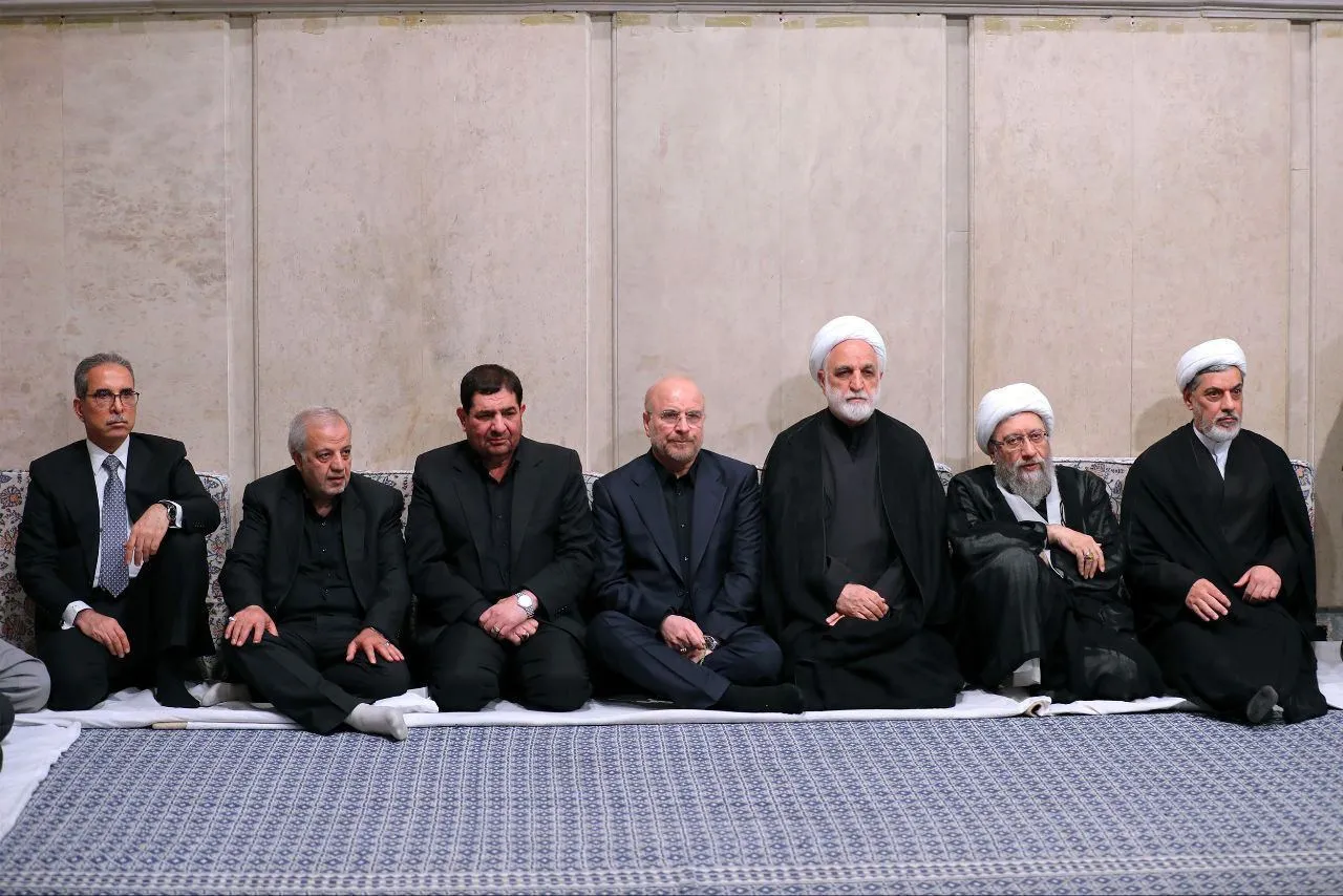 سید علی رییس الساداتی، قاضی سابق و وکیل فعلی دادگستری و از مسئولان سابق سازمان زندانها و وزارت دادگستری و برادر سید ابراهیم رییسی در کنار محمد مخبر در مراسم بزرگداشت جانباختگان سانحه هوایی اخیر در دفتر آیت‌الله خامنه‌ای