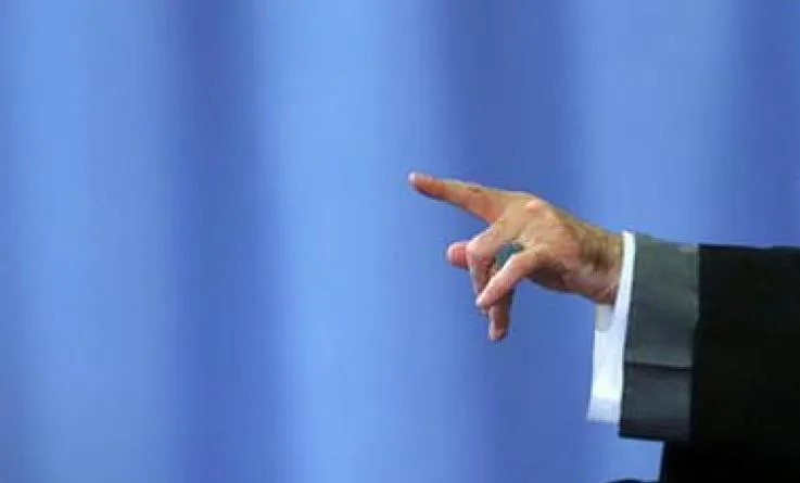 آنجایی که با اشاره چه به مصلحت یا اراده، دَری برای شخصی یا اشخاصی بسته میشود