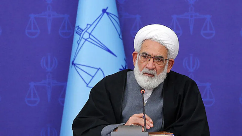 💢 رئیس دیوان عالی کشور: 📌در این برهه تاریخی همه ما باید کاملاً هوشیار باشیم، حتی در ساختمان کاخ دادگستری به توطئه‌های دشمن هوشیار بوده و مراقبت‌های حفاظتی و اطلاعاتی را مد نظر داشته باشیم. 📌در مجموعه دیوان عالی کشورحساسیت کار بسیار بیشتر است و از همه انتظار می‌رود که در حفاظت از اسرار و اطلاعات پرونده‌ها اهتمام لازم را داشته باشند چرا که در کمترین زمان ممکن، اطلاعات طبقه بندی شده در فضای مجازی قرار گرفته و موجب سوء استفاده دشمن قرار می گیرد.