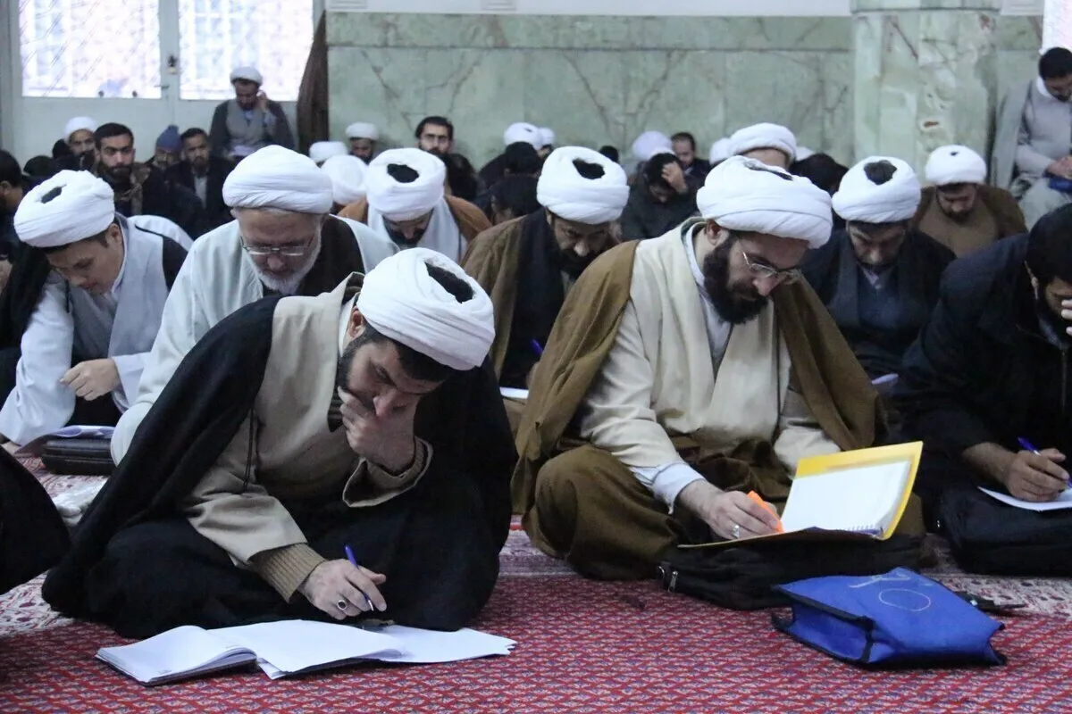  معاونت آموزش حوزه علمیه قم اعلام کرد که با توجه به ابلاغیه استانداری قم در خصوص کاهش دما و به‌منظور کاهش مصرف انرژی، «مدیریت حوزه علمیه قم» و «دروس سطوح عالی و خارج حوزه علمیه قم» امروز یک‌شنبه ۲۵ آذر تعطیل است.