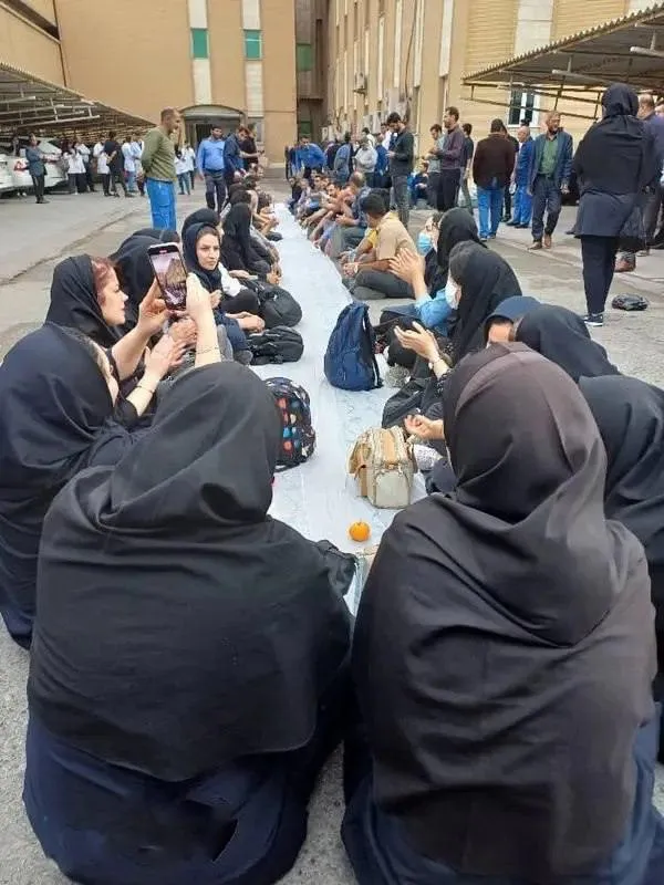 تجمع کارکنان بیمارستان امام خمینی اهواز / پرستاران دور سفره‌ی خالی نشستند/ «حقوق ما ریالیه، هزینه‌ها دلاریه»