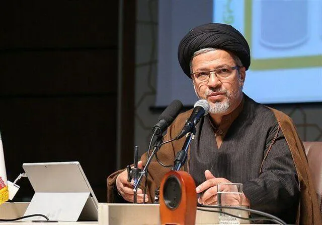 سعیدرضا عاملی، دبیر پیشین شورای عالی انقلاب فرهنگی: فضای مجازی در کنار فضای حقیقی یک زیست دوفضایی برای انسان شکل داده،فضای مجازی باعث ایجاد دوتمایلی شدن انسان و تشکیل هویت‌های نامعین شده است، کسی که پا در زمین و ذهن در فضا دارد ماهیت دو تمایلی پیدا می‌کند.