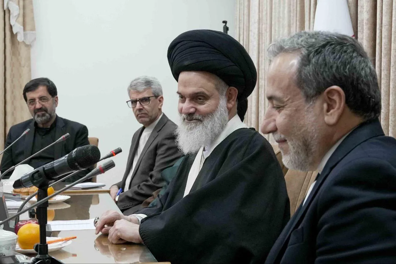 دیدار سیدعباس عراقچی وزیر امور خارجه با سید هاشم حسینی بوشهری رئیس و اعضای جامعه مدرسین حوزه علمیه قم