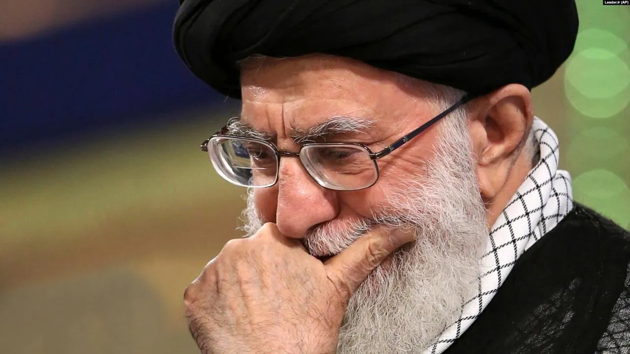  بهتر است شخص آیت‌الله خامنه‌ای را برای سوال پیشینم از دکتر مسعود پزشکیان، مخاطب قرار دهم و شاید نزدیکانش این توصیه مشفقانه و سربسته این خبرنگار ساده را باستحضار برسانند