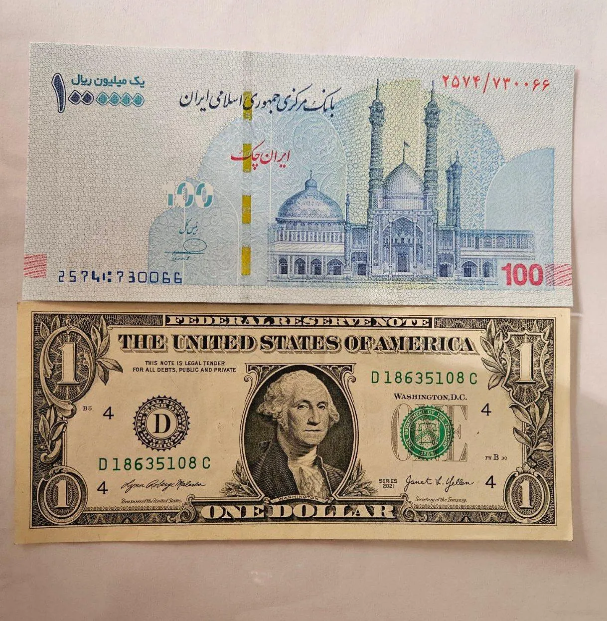  امروز بیست و هفتمین روز از آذرماه ۱۴۰۳ است و درحال نزدیک شدن به آخر پاییز هستیم. این برابری ریال ایران و دلار آمریکا را یادتان باشد. واقعاً آرزو دارم بزودی محقق نشود.