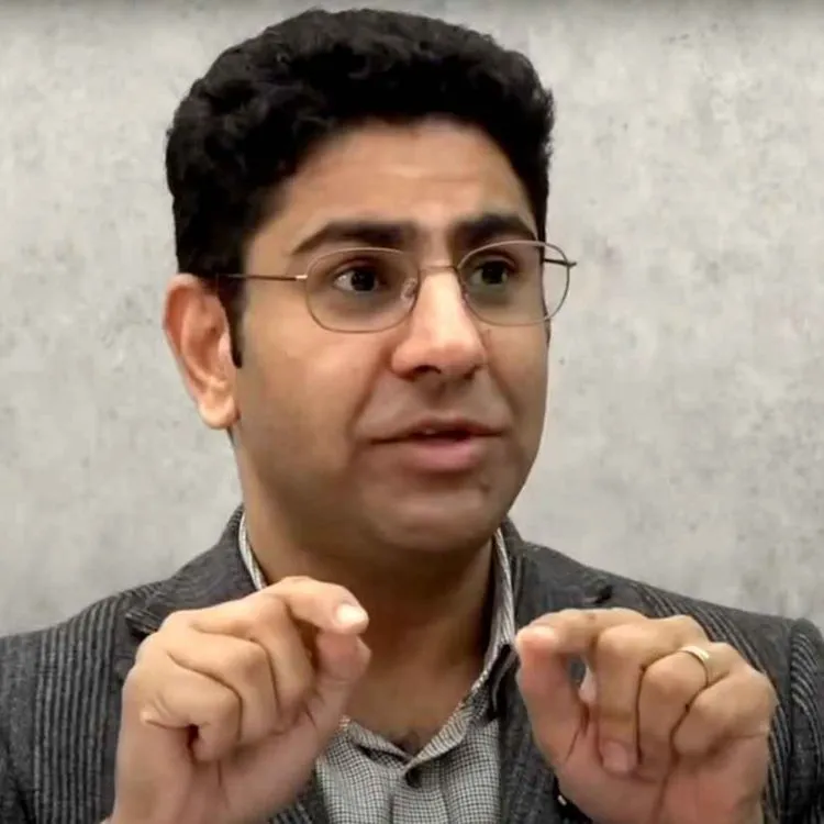 <iframe src="https://embed.acast.com/$/670e2965ce4471cec7e5a263/6771bf7c97bec40ae9236631?" frameBorder="0" width="100%" height="110px" allow="autoplay"></iframe>