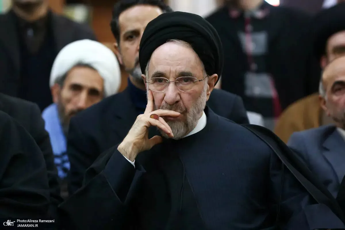  وکلای خاتمی در واکنش به ادعای جدید شریعتمداری در ادامه ادعای قدیمی ملاقات با سوروس گفتند: 📌 آقای شریعتمداری پرهیزی از دروغ و تهمت ندارند. دست ایشان خالی است. 📌 ایشان پس از سالها از طرح و طراحی این دروغ به عبارتی مبهم از شخص مجهول استناد می کنند! خب اگر اسناد فراوانی موجود بوده، چرا آن را همان زمان در همان پرونده و همان شعبه به مرجع قضایی ارائه نکردند و به جای ارائه اسناد رطب و یابس بافتند و از پاسخگویی طفره رفتند؟! 📌 چرا همین همراه کذایی را به مرجع قضایی به عنوان شاهد معرفی نکردند؟! روشن است که تکر