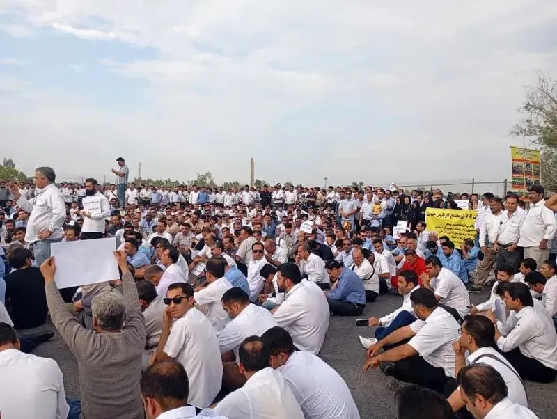  کارگران پیمانکاری مجتمع گاز پارس جنوبی در تجمعات خود از وزیر نفت خواستند صدای کارگران را بشنود. 