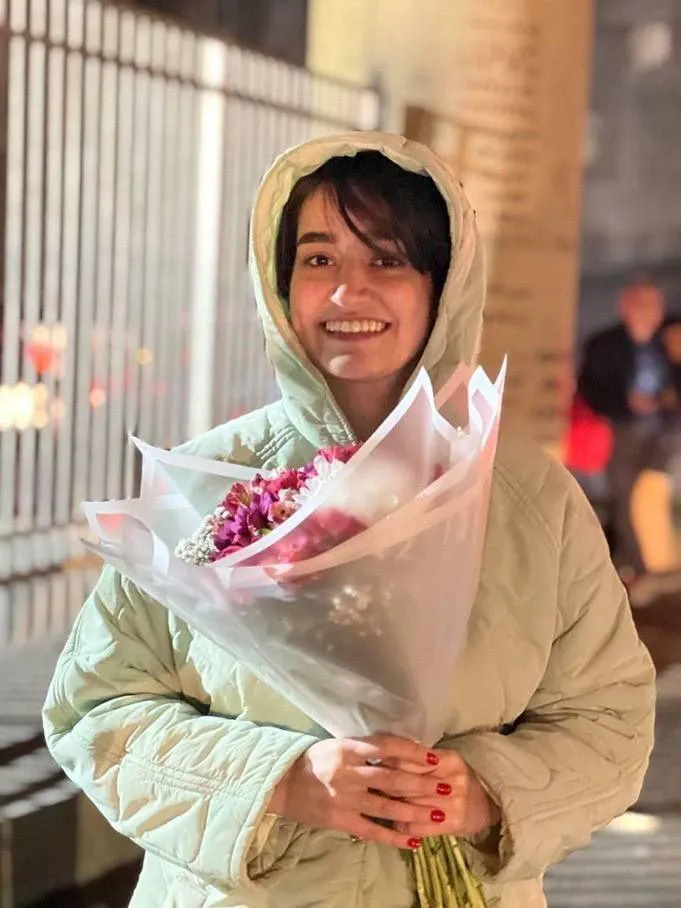  سروناز احمدی فعال اجتماعی با آزادی مشروط از زندان اوین آزاد شد.