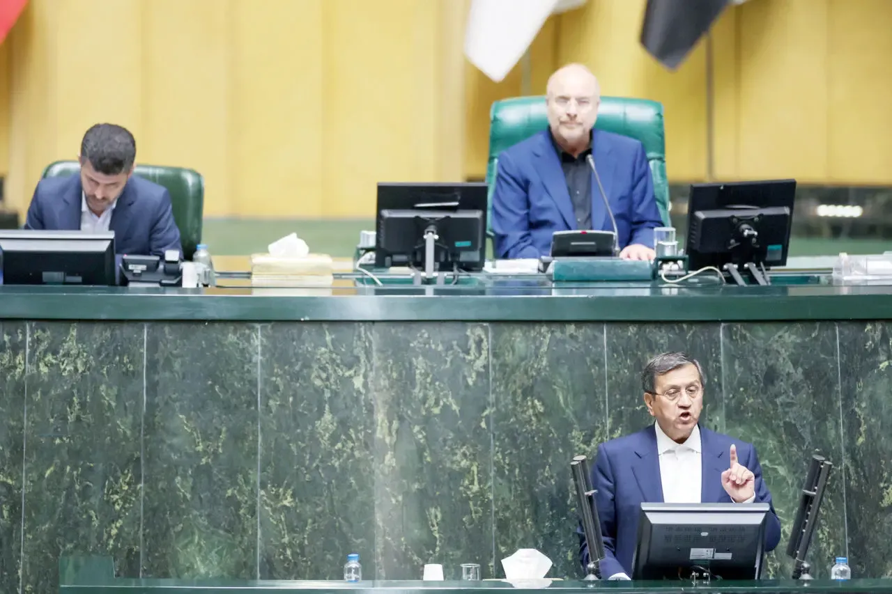  گلایه تند از نمایندگان حامی استیضاح در رسانه اصلاح طلب/ بحران های جدی تر مثل آمدن ترامپ، تهدیدات اسرائیل و خروج سرمایه عربستان از ایران را داریم