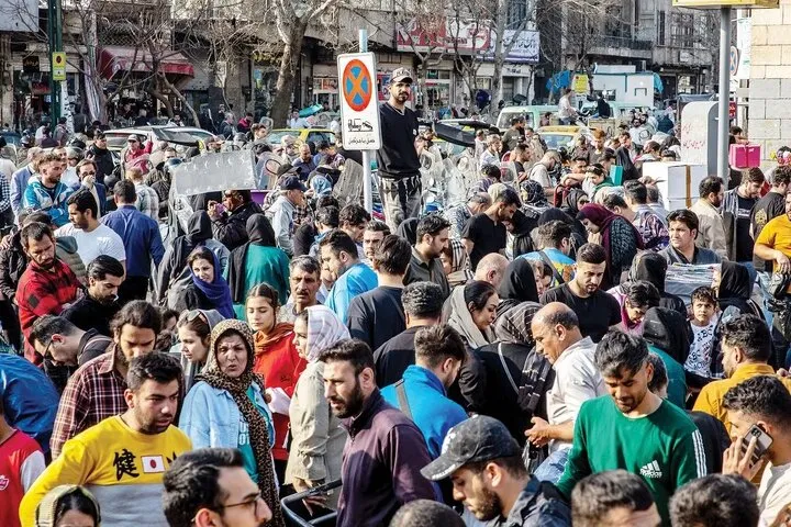 بازار شب عید؛ نه مشتری راضی است نه کاسب /قیمت‌ها بالاست، فعلاً خرید نمی‌کنم تا شب عید همین اجناس حراج شود /اشتیاق بین مردم دیده نمی‌شود