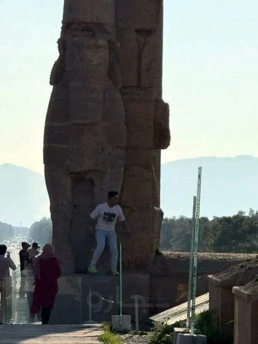 رفتار عجیب یک گردشگر در تخت جمشید 