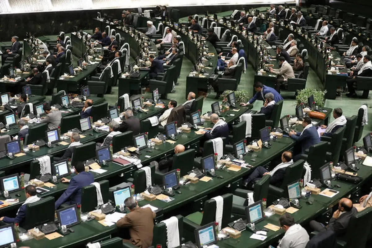 انتقاد روزنامه هم‌میهن از مجلس: برای کشور چه کرده‌اید که حالا آستین بالا می‌زنید و با مطرح کردن استیضاح، قهرمان‌بازی درمی‌آورید؟