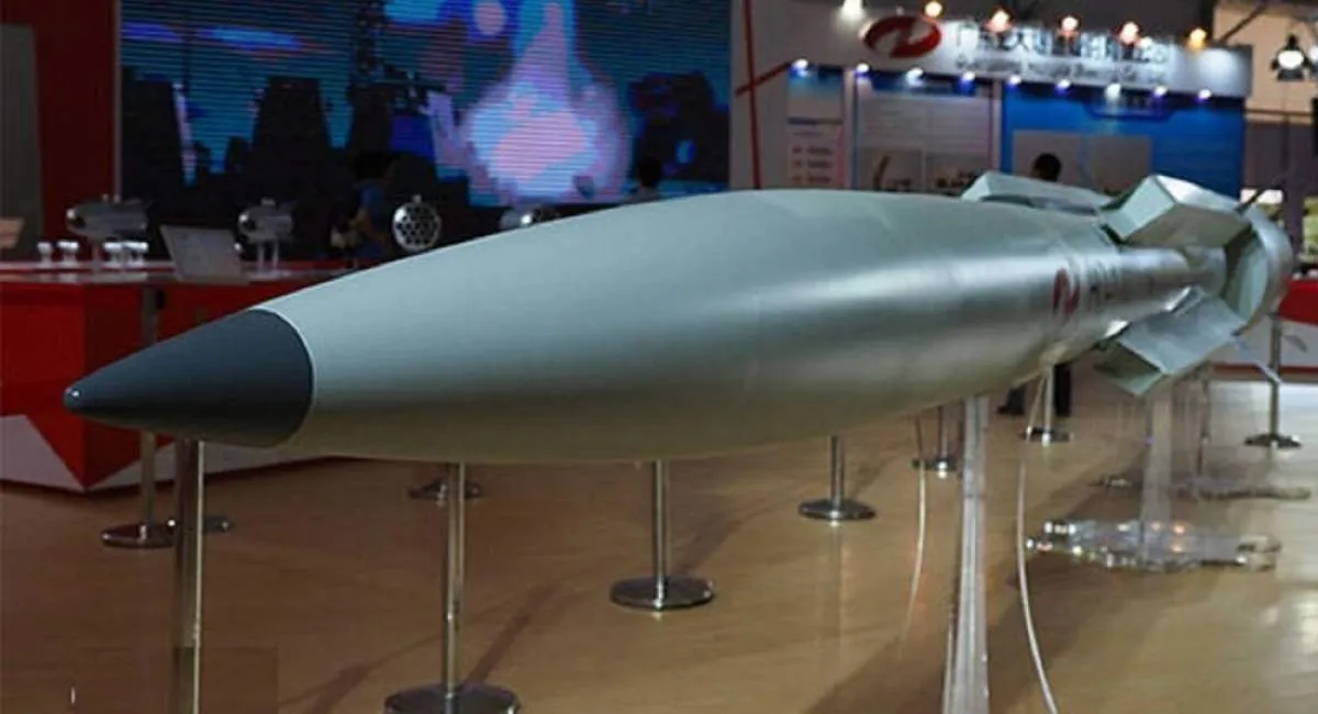  بوسیدن موشک هایپرسونیک ایرانی توسط احمد سعدالدین، فیلمساز آمریکایی و موسس برند رسانه‌ای Propaganda & co