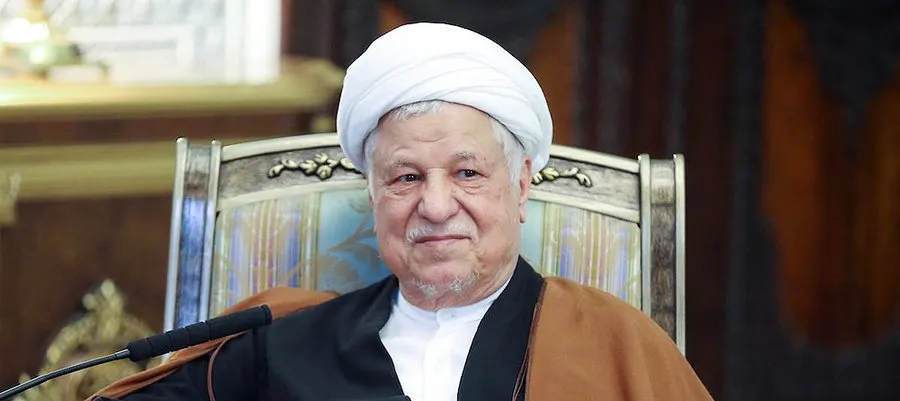 رهبرى جواب كوتاه محكوم ‌كننده‌اي به نامه استعفاى آقاى طاهرى اصفهانى دادند. از او به احترام ياد كردند