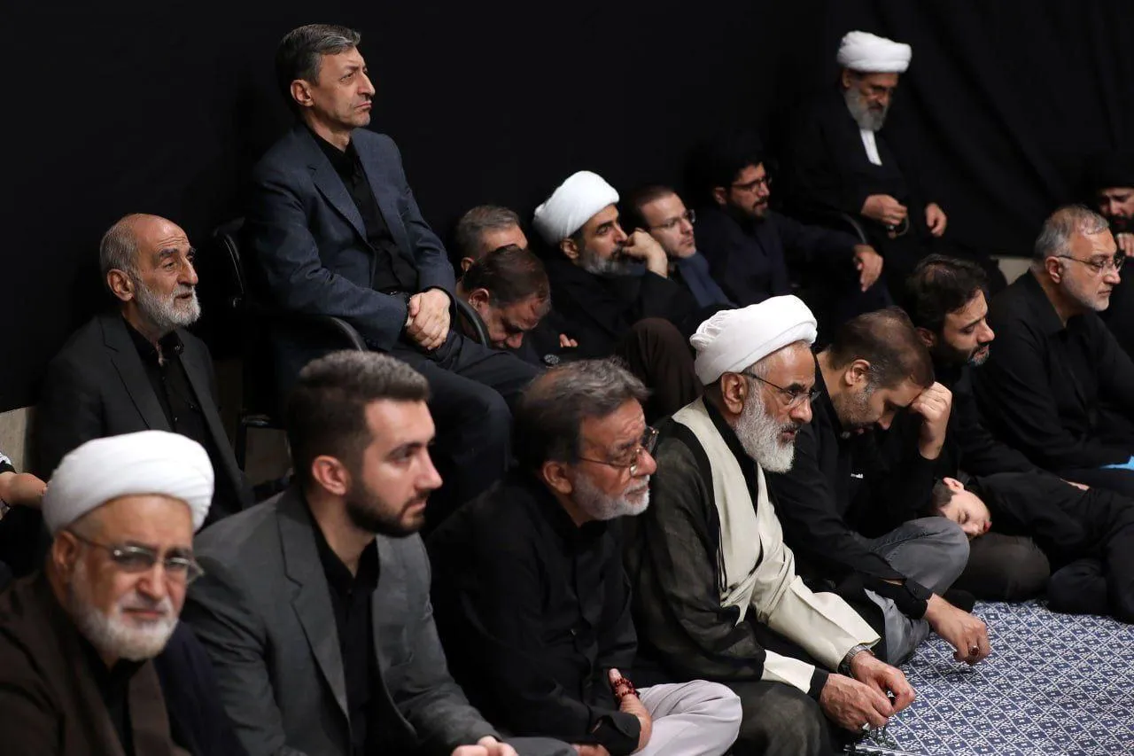 علیرضا زاکانی، شیخ عبدالله حاجی صادقی، پرویز فتاح و حسین شریعتمداری در مراسم عزاداری حسینیه آیت‌الله خامنه‌ای
