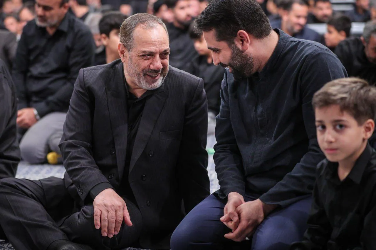 امیر وزیر دفاع و پشتیبانی نیروهای مسلح در کنار دبیر شورای عالی و رییس مرکز ملی فضای مجازی در مراسم عزاداری در حسینیه دفتر آیت‌الله خامنه‌ای