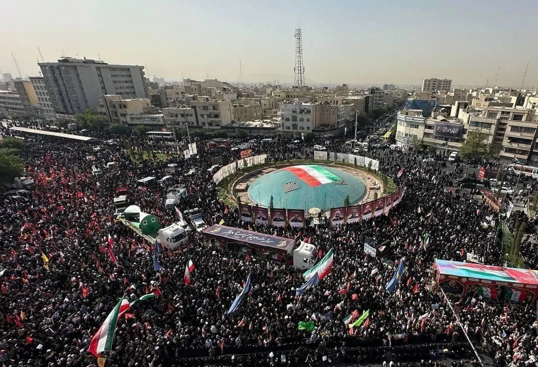 تصویری از میدان انقلاب، مراسم تشییع