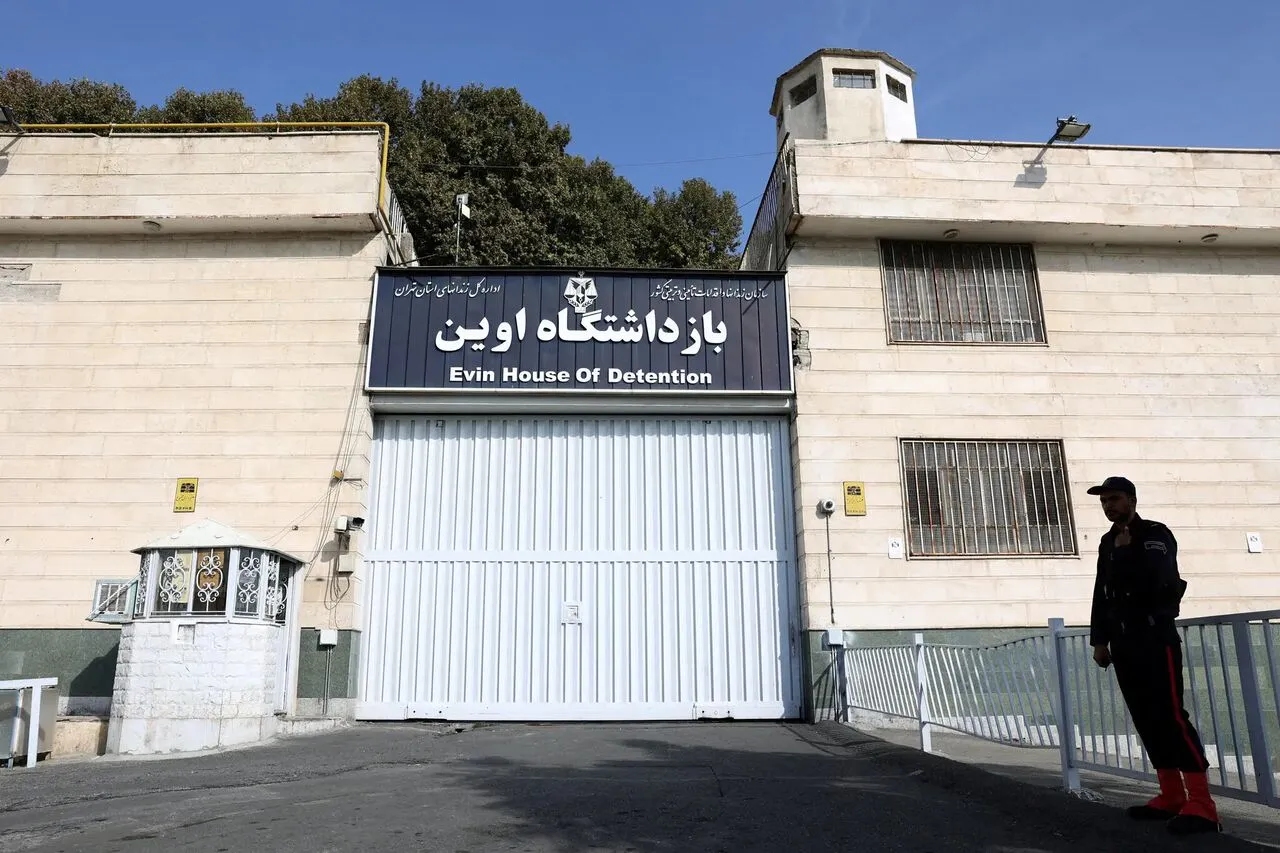  اگر تکذیب نکنند، گفته میشود در روز بمباران مجموعه زندان اوین، علی صالحی دادستان عمومی و انقلاب تهران و علی القاصی رییس کل دادگستری استان تهران در دادسرای ویژه امنیت در مجاور این زندان حاضر بوده که دچار جراحات سطحی شدند.