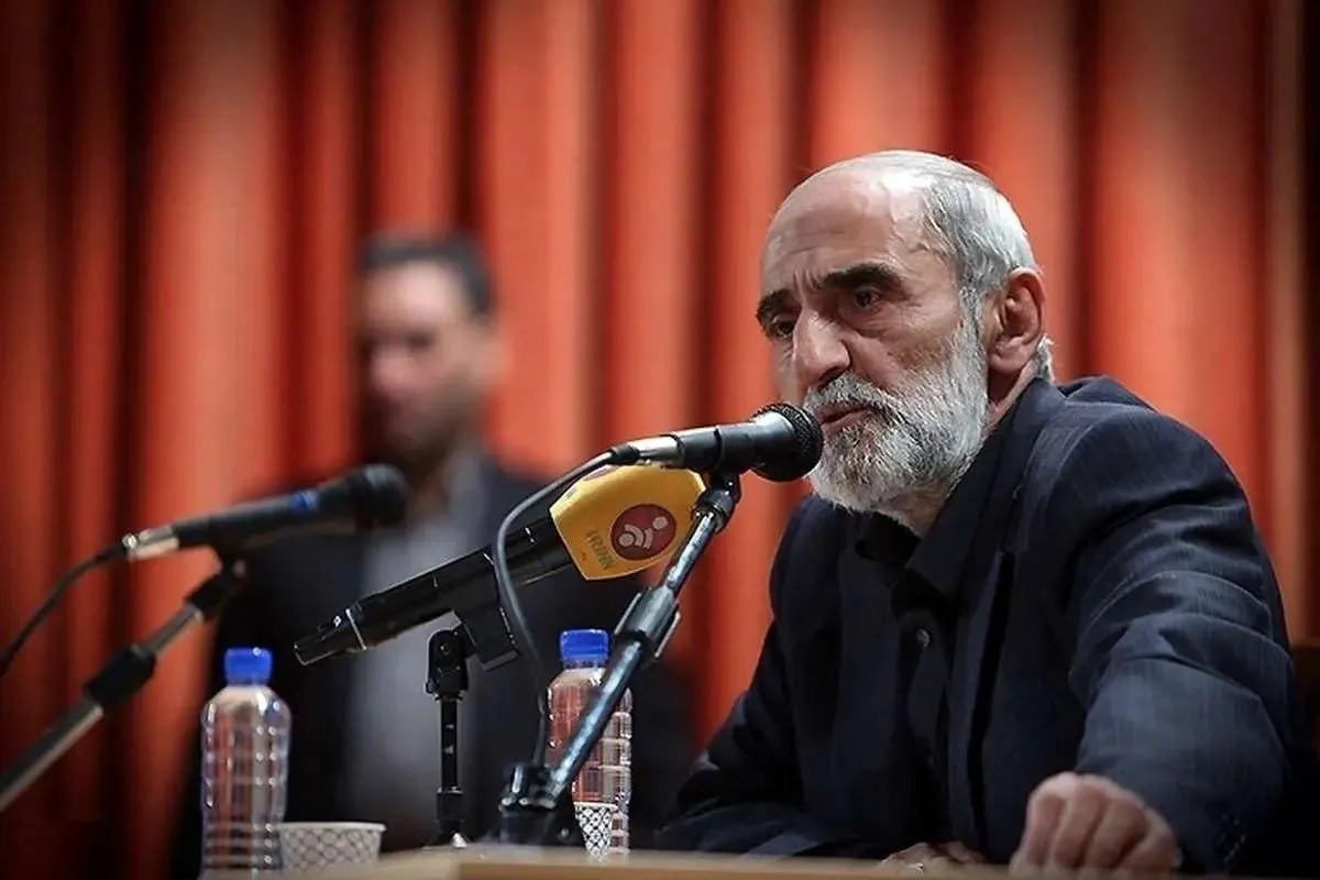  حسین شریعتمداری: موافقان مذاکره هم خائن‌اند هم احمق