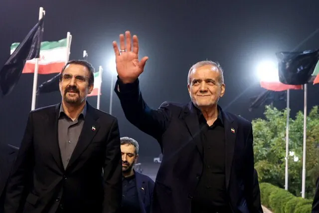  پزشکیان: برخی می‌گفتند سفر به جمهوری آذربایجان ممکن است همراه با خطراتی باشد؛ اما الحمدلله، همان‌گونه که رفتن ما بدون مشکل انجام شد، بازگشت ما نیز با آرامش کامل و امنیت صورت گرفت