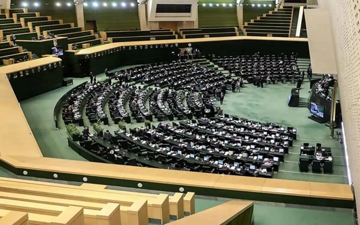  ٧١ نماینده مجلس شورای اسلامی در ایران در نامه‌ای به شورای عالی امنیت ملی و روسای سه قوه خواستار «بازنگری در دکترین دفاعی» و تغییر فتوای رهبر جمهوری اسلامی درباره سلاح هسته‌ای شدند.