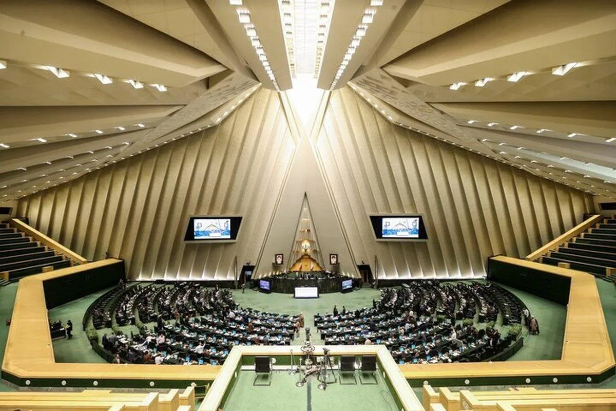  چرا تعدادی از نمایندگان مجلس اینچنین در صحن بی محابا فریاد میزنند؟