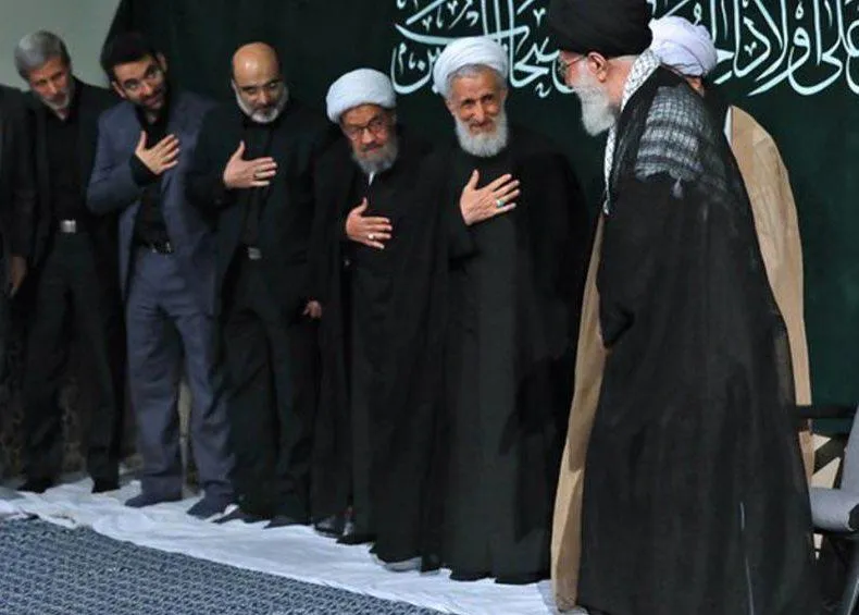 آیت‌الله خامنه‌ای رهبر جمهوری اسلامی، در ادامه حمایت‌های خود از شیخ کاظم، در پیامی بلافاصله پس از درگذشت محمد مهدی رجبی صدیقی، به او تسلیت گفت.