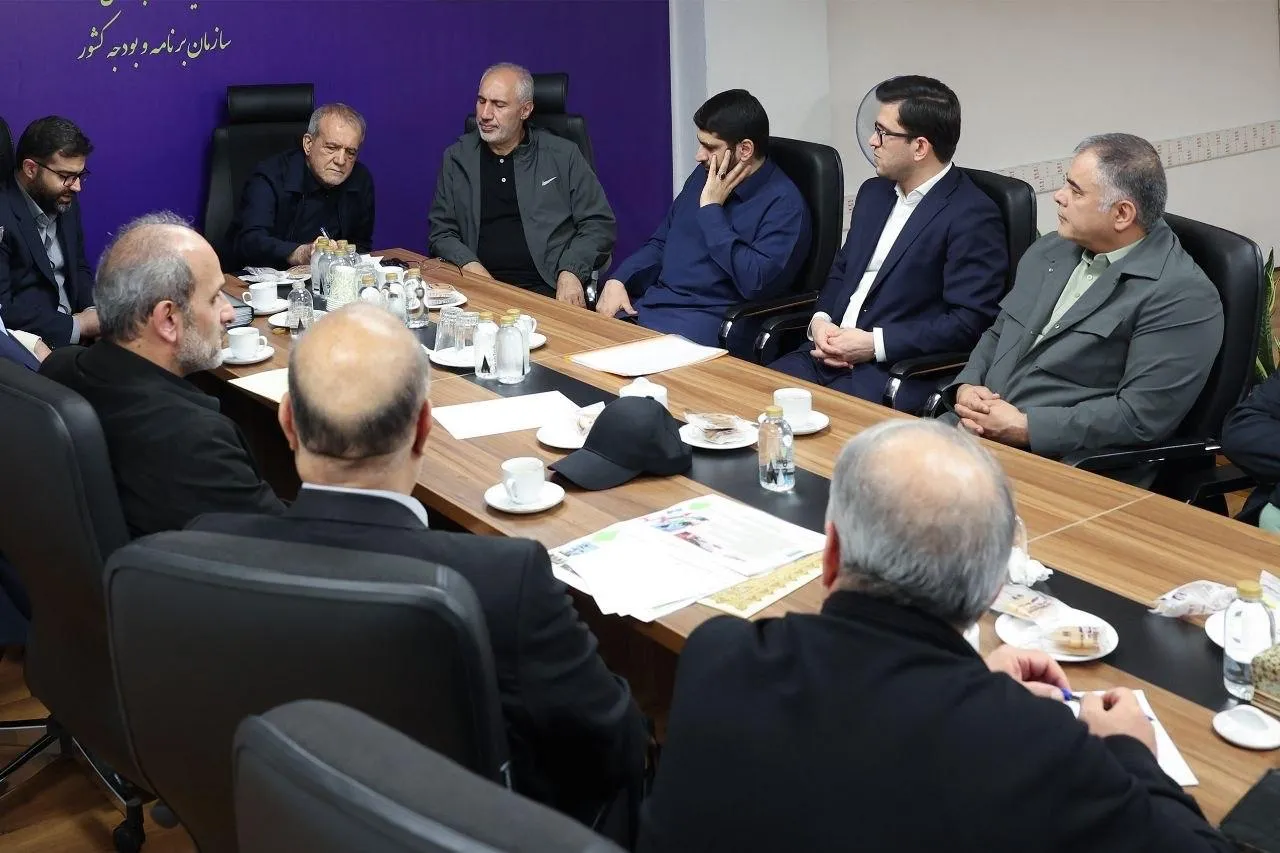  آفتاب دلیل آمد دلیل آفتاب ؛ جناب عظیمی فر هستند معاون محترم و گرامی وزیر نفت که لطف کردند در جلسه با رییس جمهور هم شرکت کرده اند اما جالب چیست؟