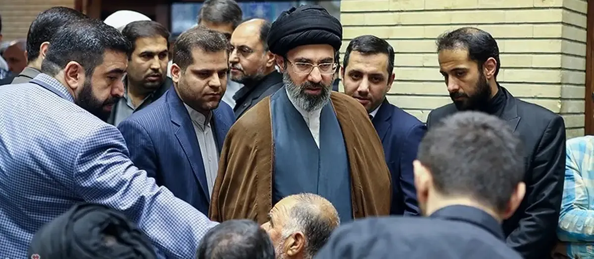 تصویری از مجتبی خامنه‌ای در مراسم ترحیم پدر وحید حقانیان- تیر ماه ۱۳۹۷