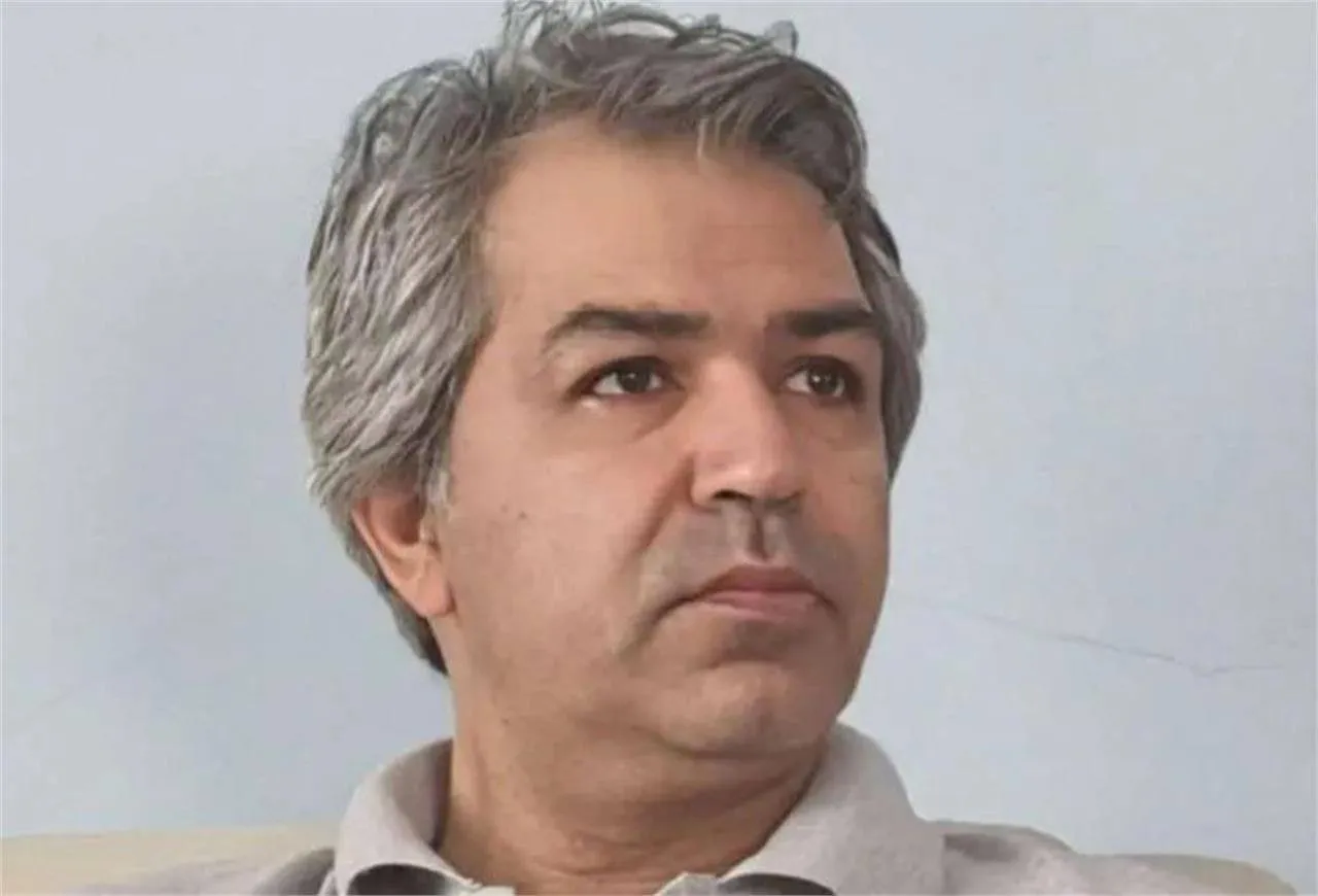 اکبر منتجبی، روزنامه‌نگار، سردبیر و تحلیل‌گر رسانه‌ای ایرانی متولد ۲۸ فروردین ۱۳۴۹ در تهران، یکی از چهره‌های شاخص نسل دوم روزنامه‌نگاران دوران اصلاحات و جریان میانه‌رو در مطبوعات ایران است. کارنامه او در حوزه مطبوعات، با ویژگی منحصربه‌فردی همراه است: حضور مستمر در بیش از چهل روزنامه، هفته‌نامه و نشریه سراسری در طول حدود سه دهه فعالیت، که او را به یکی از پرکارترین روزنامه‌نگاران ایران معاصر بدل کرده است.