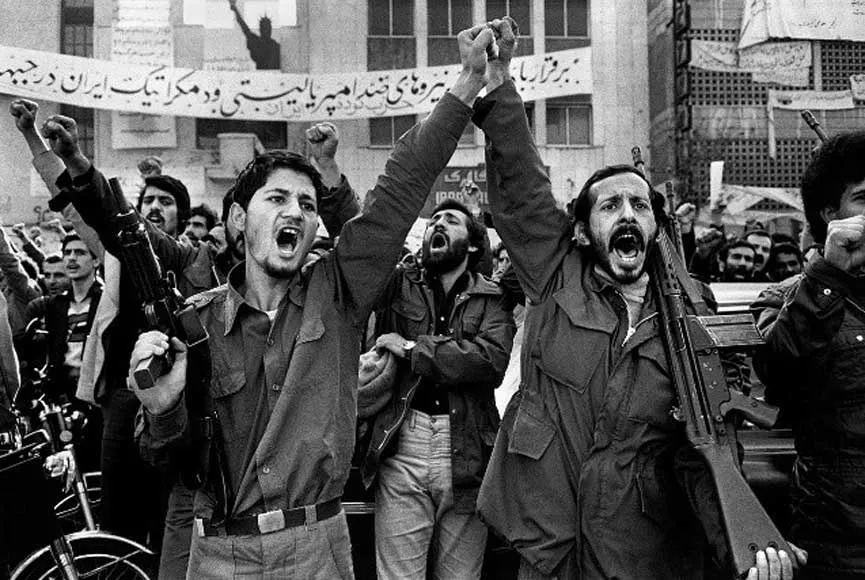 انقلاب ۱۳۵۷ ایران، یکی از مهم‌ترین، عمیق‌ترین و شگفت‌انگیزترین تحولات سیاسی قرن بیستم میلادی است که به فروپاشی نظام شاهنشاهی پس از حدود ۲۵۰۰ سال سنت تاریخی پادشاهی در ایران و تأسیس جمهوری اسلامی منجر شد. این رویداد، ترکیبی پیچیده از بحران‌های انباشته‌شده اقتصادی، شکاف‌های حاد طبقاتی، انسداد کامل ساختار سیاسی، بازیابی هویت مذهبی جامعه و فاصله گرفتن نخبگان حاکم از واقعیت‌های اجتماعی بود. 