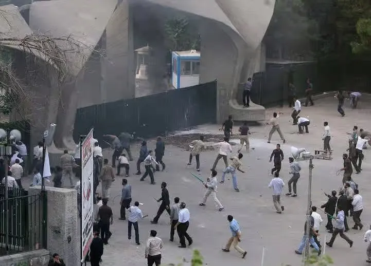 حوادث کوی دانشگاه تهران در تیرماه ۱۳۷۸ خورشیدی، یکی از تلخ‌ترین، جدی‌ترین و اثرگذارترین بحران‌های سیاسی و امنیتی در تاریخ پس از انقلاب ۱۳۵۷ ایران است. این رویداد که با اعتراض آرام گروهی از دانشجویان نسبت به توقیف یک روزنامه اصلاح‌طلب آغاز شد، در فاصله کمتر از ۲۴ ساعت، با هجوم نیروهای لباس‌شخصی و یگان ویژه به خوابگاه دانشجویان، به یک درگیری خونین در داخل خوابگاه و سپس به موج گسترده‌ای از ناآرامی خیابانی در تهران و چند شهر دیگر بدل شد.