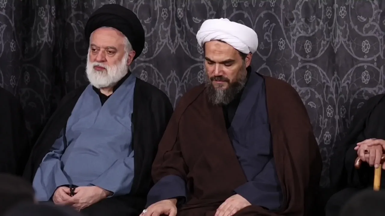 در مراسمی علنی تصویری از برادران آیت‌الله سید علی خامنه‌ای، سید محمد و سید محمدحسن منتشر نشده است. سید محمد کهولت سن دارد و بیمار، سید محمد حسن چطور؟
