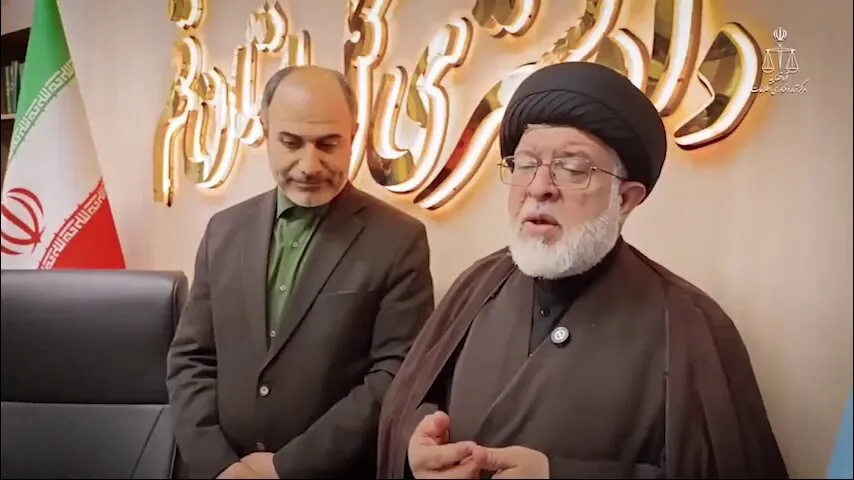 موسوی رییس کل دادگستری قم در کنار کاظمی فرد رییس مرکز آمار وفناوری اطلاعات قوه قضاییه از مُحَسنات #هوش_مصنوعی میگوید