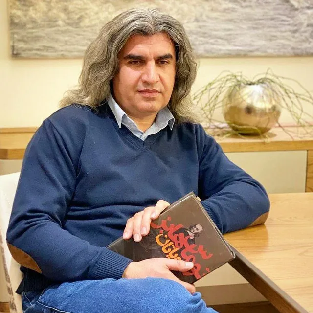 سید عبدالحمید ضیایی، شاعر، مدرس فلسفه، پژوهشگر و منتقد ادبی، یکی از پر بازتاب‌ترین و چندبعدی‌ترین چهره‌های نسل میانی روشنفکری دینی-فلسفی ایران معاصر است. او که با خاستگاه ایل بختیاری و دکترای مطالعات عرفان تطبیقی (به همراه پسا دکترا در همین رشته) به یکی از محدود متخصصان حوزه عرفان و فلسفه تطبیقی در ایران بدل شده، در کارنامه خود چندین سال پژوهش در آکادمی علوم تاجیکستان و هندوستان، مدیریت خانه فرهنگ ایران در دهلی نو (۱۳۸۵-۱۳۸۸)، سردبیری فصلنامه «مطالعات هند و ایران»، تدریس فلسفه در دانشگاه اصفهان، مجری-کارشنا