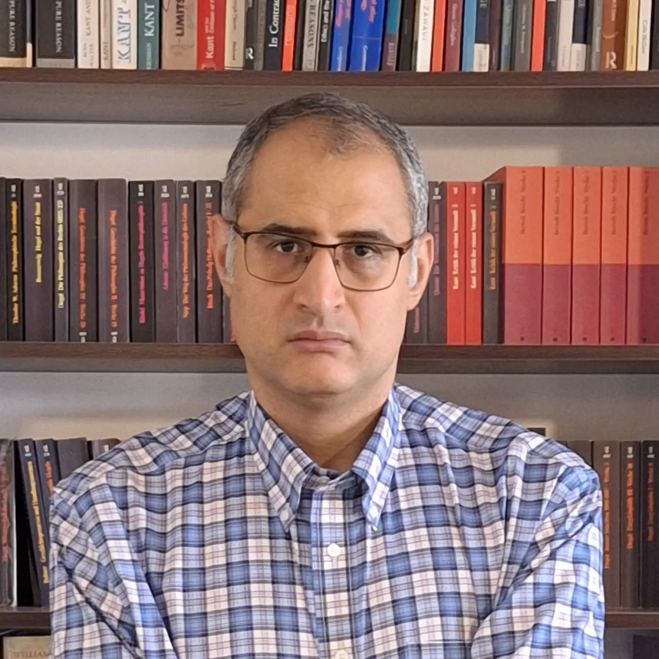 دکتر آرش اباذری، فیلسوف ایرانی، استادیار فلسفه دانشگاه بیلکنت ترکیه، متخصص فلسفه آلمانی قرن نوزدهم به‌ویژه فلسفه هگل، و یکی از پر بازتاب‌ترین نمایندگان نسل جوان فیلسوفان قاره‌ای-انتقادی ایرانی در سپهر آکادمیک بین‌المللی است. او که با مسیر تحصیلی متمایز از پزشکی به فلسفه (دکترای پزشکی از دانشگاه علوم پزشکی تهران، کارشناسی ارشد از اسکس انگلستان و دکترای فلسفه از جانز هاپکینز آمریکا) و انتشار کتاب «هستی‌شناسی قدرت هگل: ساختار سلطه اجتماعی در سرمایه‌داری» توسط انتشارات دانشگاه کمبریج (۲۰۲۰) که در شمار شاخص‌ترین