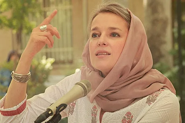 دکتر لیلی انور، دانشیار و رئیس بخش زبان و ادبیات فارسی در مؤسسه ملی زبان‌ها و تمدن‌های شرقی (INALCO) پاریس، مترجم پر بازتاب آثار شاعران شاخص فارسی به فرانسه و پژوهشگر ادبیات صوفیانه، در شمار شاخص‌ترین چهره‌های ایران‌شناسی فارسی‌زبان فعال در فرانسه قرار می‌گیرد. او که با پشتوانه خانوادگی به‌عنوان فرزند منوچهر انور (مترجم و گوینده شاخص ایران) و تحصیلات سه‌گانه در ادبیات فرانسه، انگلیسی و فارسی (با آگرگاسیون ادبیات انگلیسی و دکترای ادبیات فارسی از سوربن) به یکی از معماران اصلی پیوند ادبیات کلاسیک فارسی با مخاط