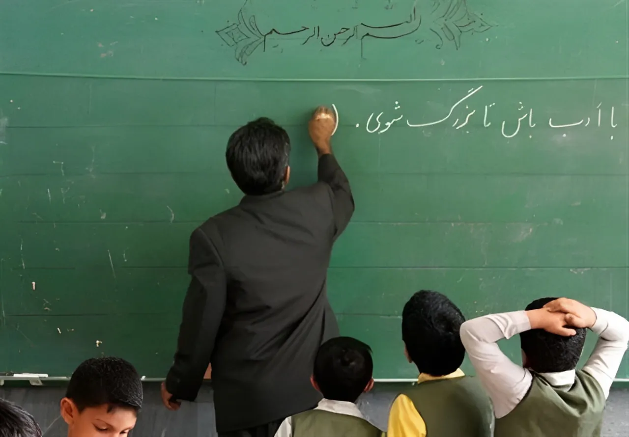 میگویند گویا مبلغ سه میلیون تومان تحت عنوان "کمک رفاهی بازگشایی مدارس" تا اواخر شهریور ماه به حساب تمامی معلمان و دانشجومعلمان واریز خواهد شد.
