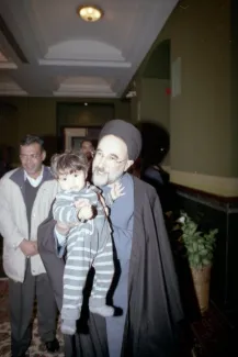 خاتمی در مراسم ضیافت افطار با اعضای خانواده وزراء-خانواده مهاجرانی؛ سال ۷۹