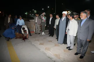  روزی که پیشانی محمود بوسیده میشد / تصویری از بازگشت محمود احمدی‌نژاد از سفر نیویورک سال ۱۳۸۷