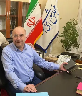 قانون‌گذاران ایرانی از یک سو آیفون را ممنوع می‌کنند و از سوی دیگر، از آن استفاده می‌کنند