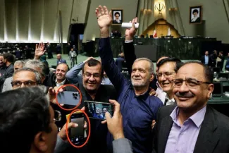 قانون‌گذاران ایرانی از یک سو آیفون را ممنوع می‌کنند و از سوی دیگر، از آن استفاده می‌کنند