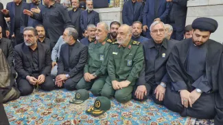 تا این لحظه در میان فرماندهان ارشد نظامی و انتظامی حاضر، از حضور سردار سرتیپ احمدرضا رادان فرمانده کل فراجا و جانشین سازمان انتظامی کشور سردار سرتیپ رضایی خبری نیست یا من نمی بینم!